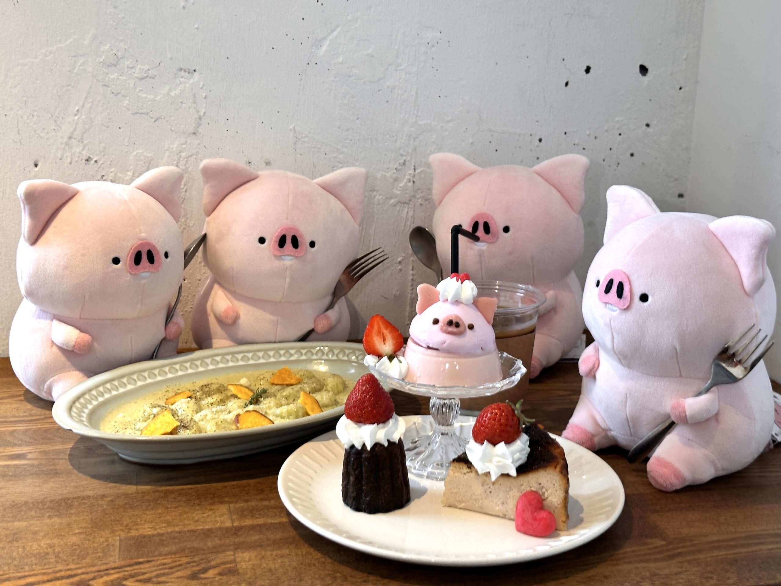 トン野さんたちが仲良くカフェごはんとパンナコッタを楽しんでいる様子、下北沢cafe.millennium